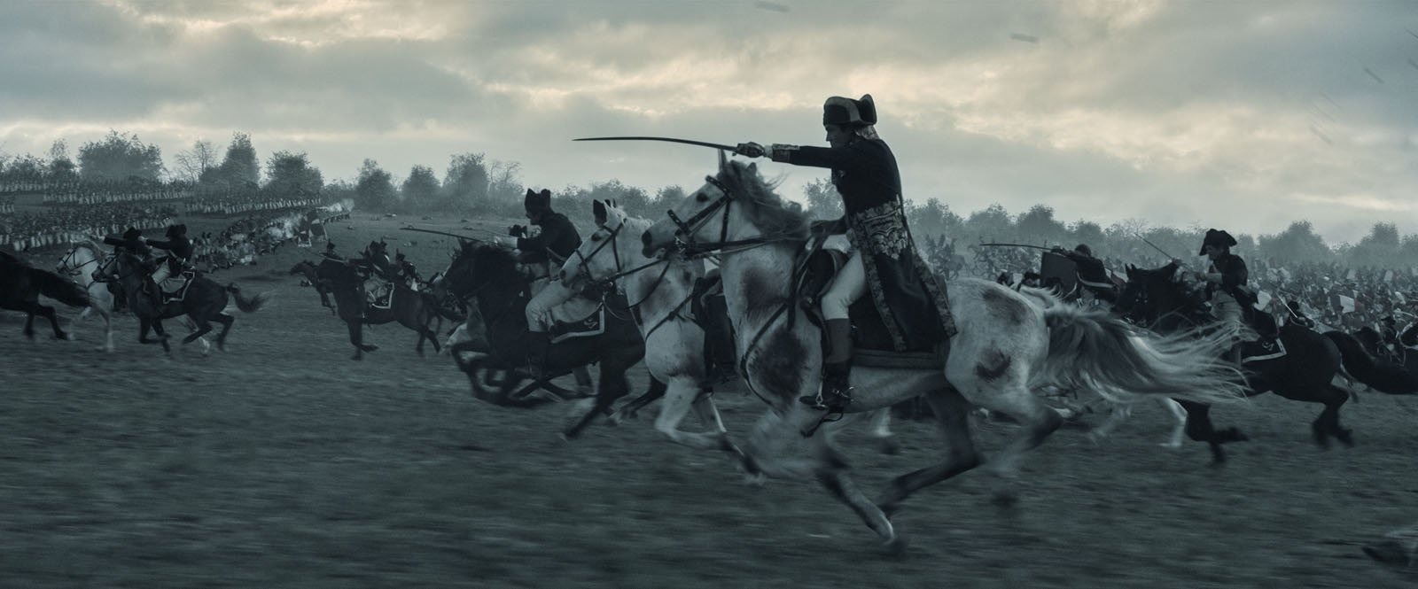 Charge de cavalerie, Joaquin Phoenix au premier plan dans Napoléon de Ridley Scott