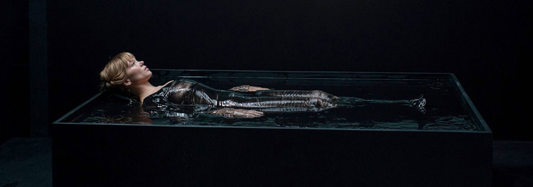 Léa Seydoux dans une baignoire futuriste dans La Bête
