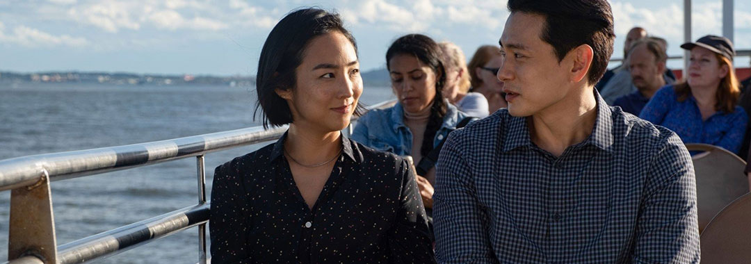 Greta Lee et Yoo Teo sur un ferry new-yorkais dans le film Past Lives