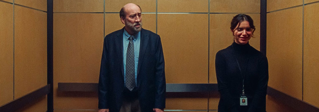 Nicolas Cage et Dylan Gelula dans un ascenseur dans Dream Scenario