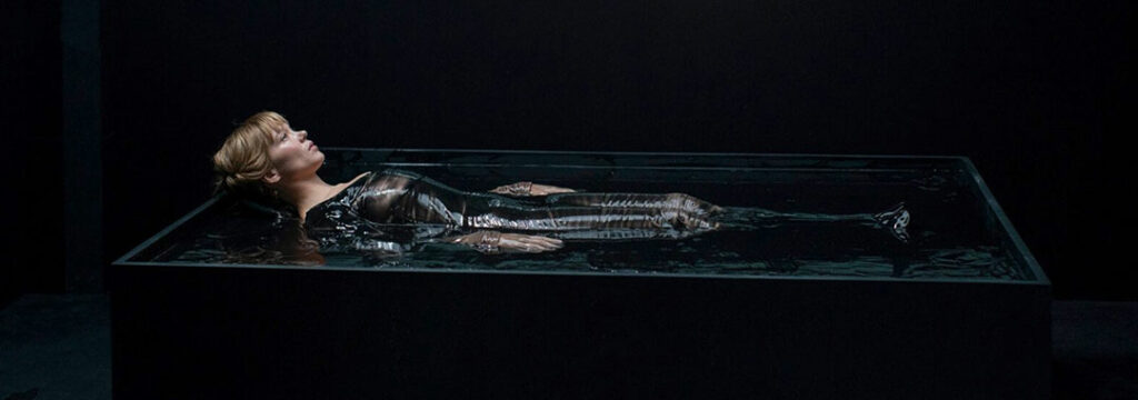 Léa Seydoux dans une baignoire futuriste dans La Bête